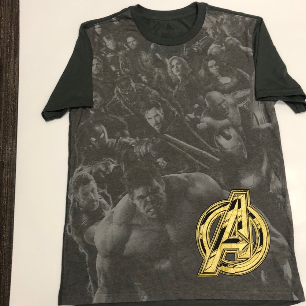 🏵Men’s M Disney Marvel Avenger’s tee